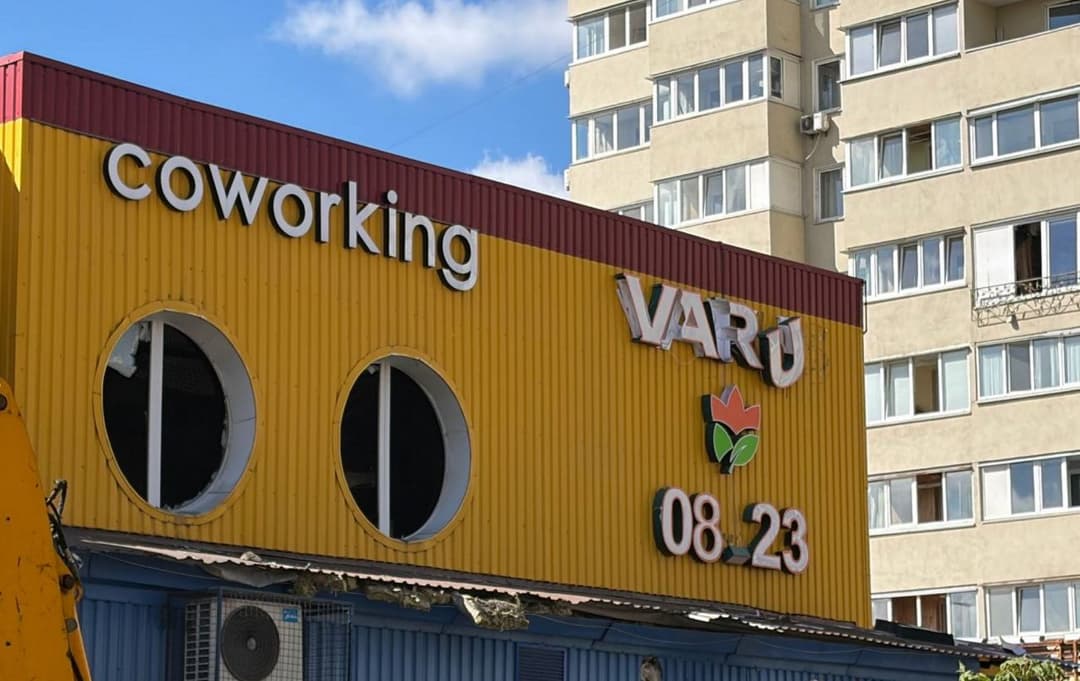 У Києві внаслідок обстрілу знищено супермаркет VARUS