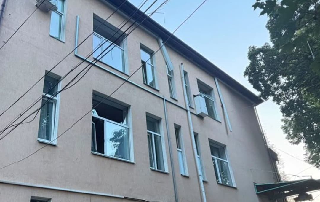 Росія вдарила по території дитячої лікарні в Києві, утворилась велика вирва