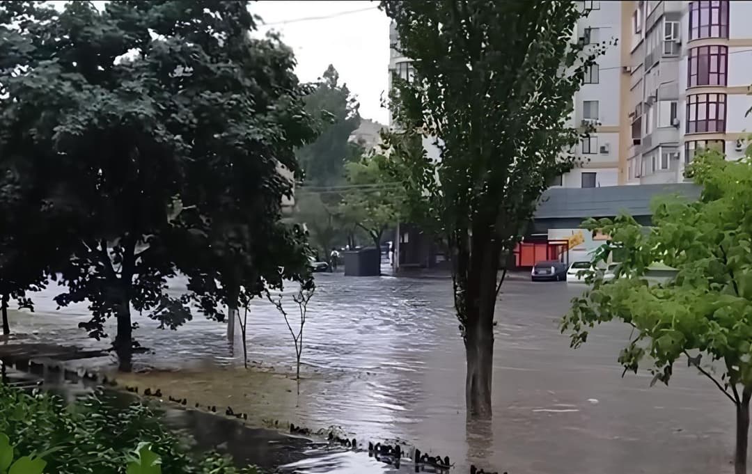 Частину Одеси затопило під час сильної зливи