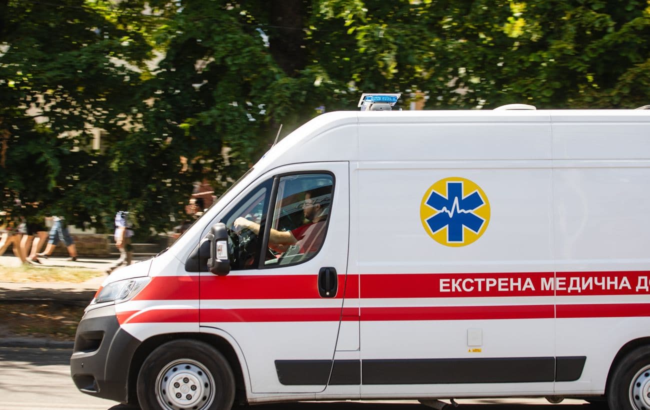 У Львові дві BMW збили батька і 8-річну доньку, які переходили на червоне світло