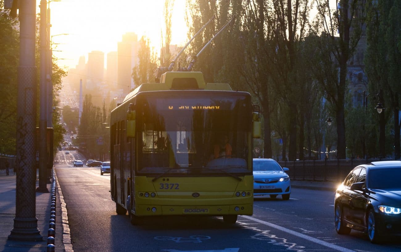Чи потрібно пропускати маршрутку, яка рушає із зупинки: що насправді вимагають ПДР