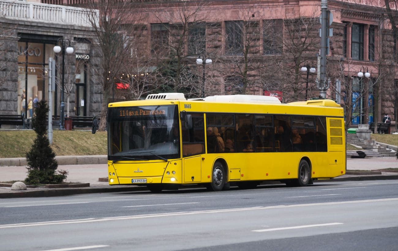 Громадський транспорт у Києві курсує зі змінами після атаки РФ: які маршрути зачепило