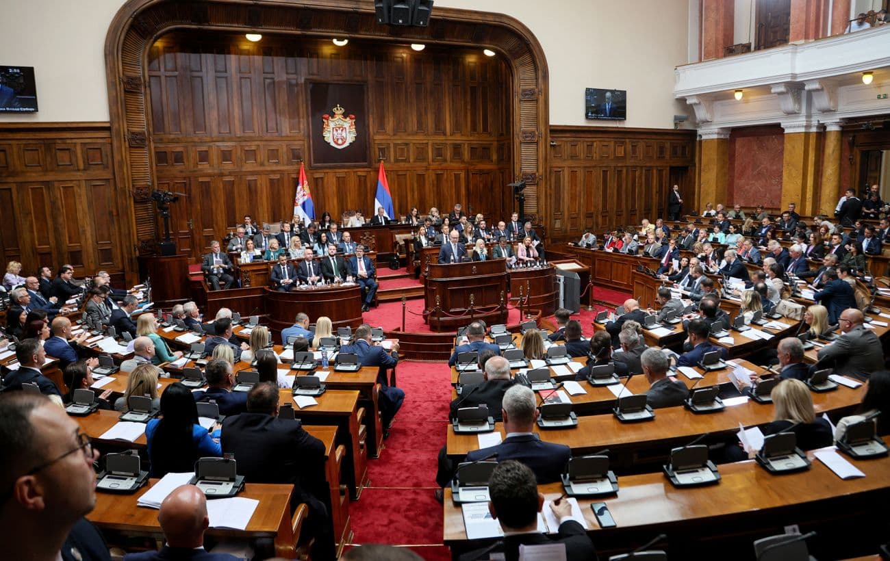 У Косові прем'єра закидали яйцями під час засідання парламенту