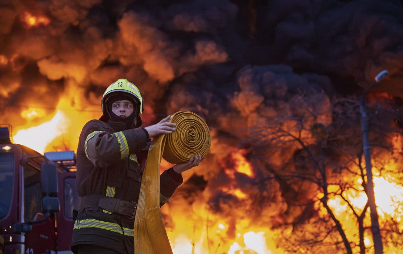 Пожежі в Чорнобильській зоні після атаки дронів продовжуються, дим може дістатись Києва
