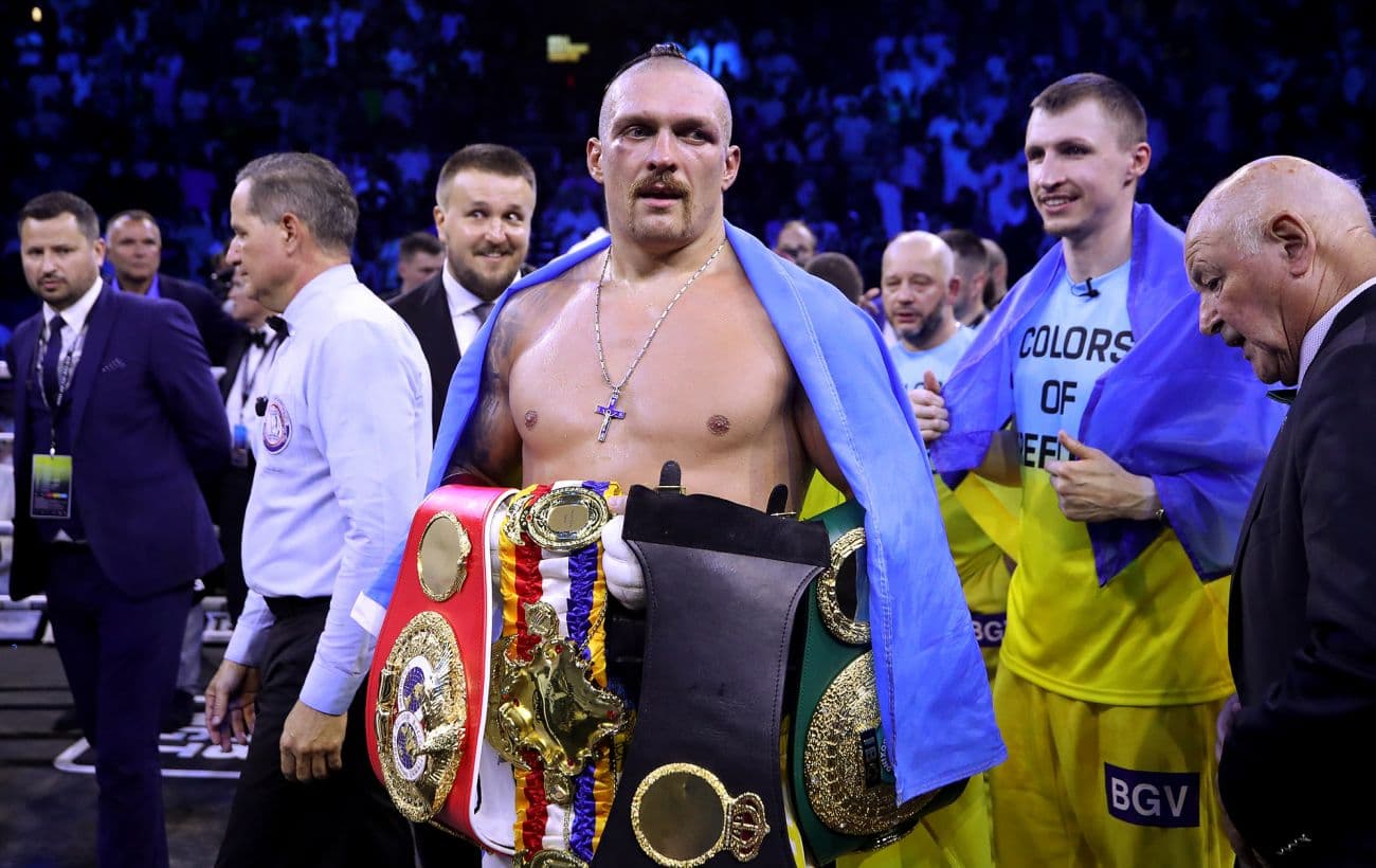 Олександр Усик залишає свої пояси вакантними
