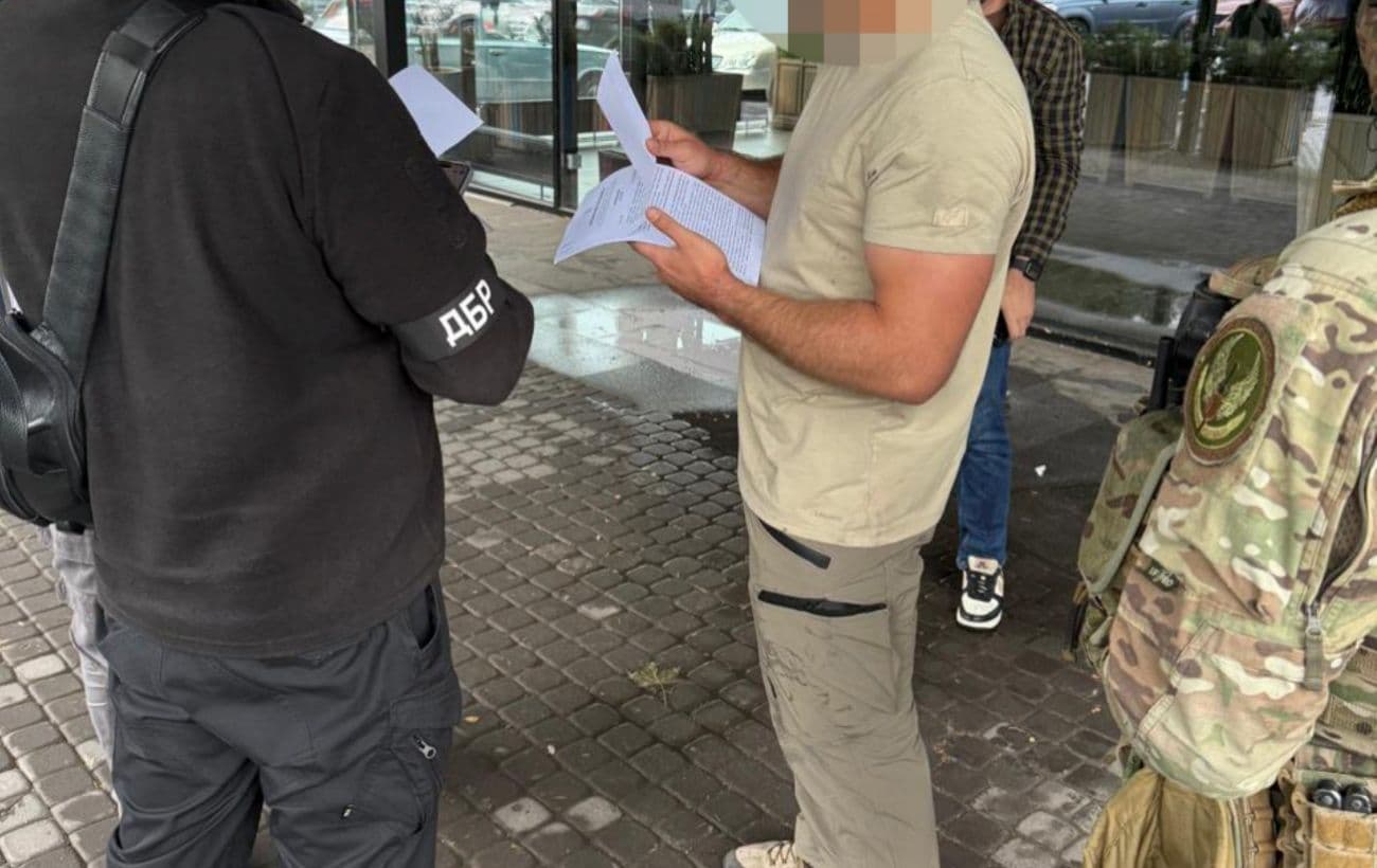 Зламав щелепу капелану і ребро підполковнику: ДБР затримало військового зі "Скелі"