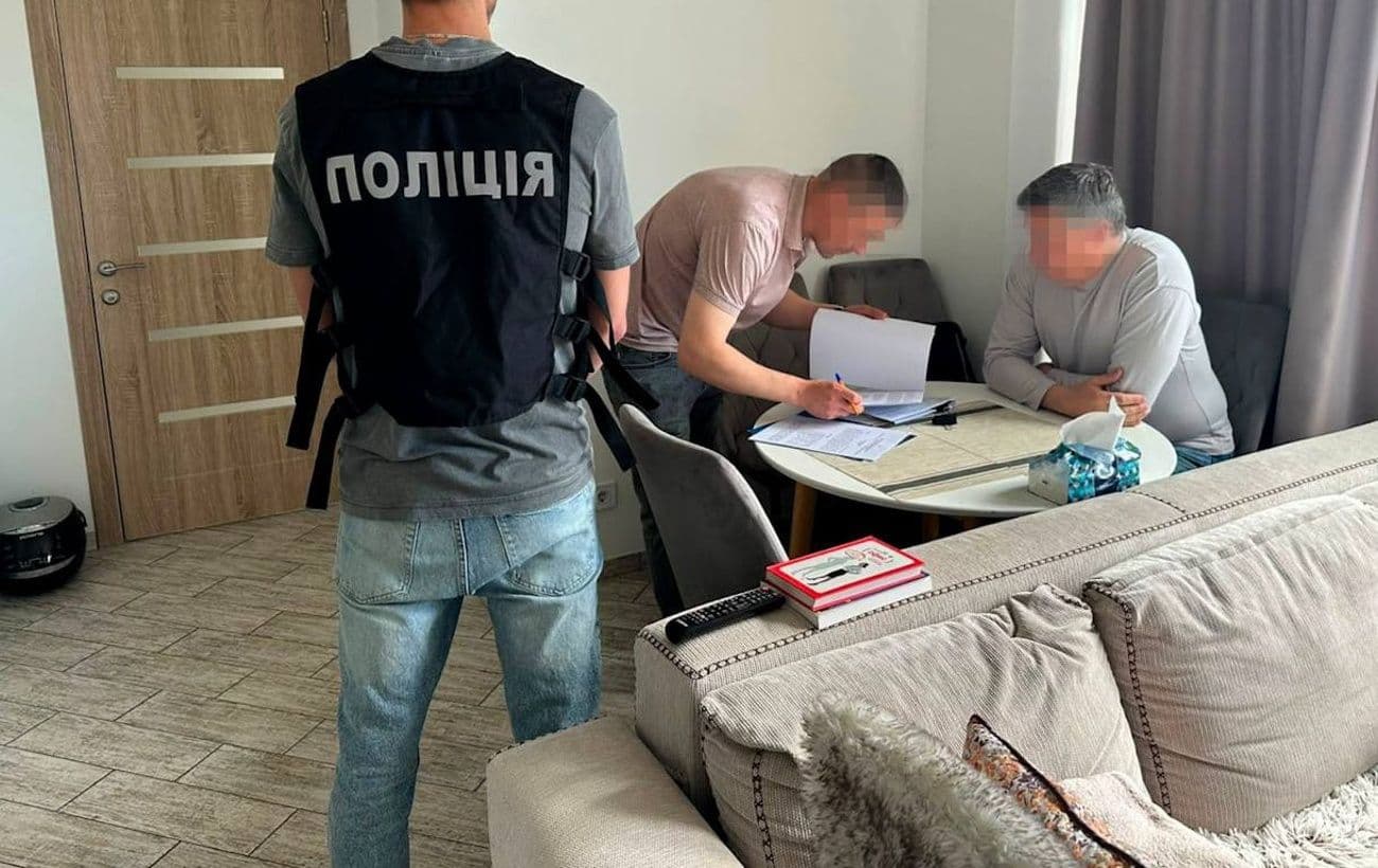 Ексочільника Мінкульту Карандєєва підозрюють у допомозі з виїздом за кордон