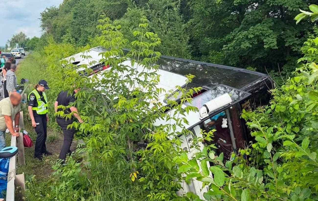 На Хмельниччині перекинувся туристичний автобус з 54 пасажирами