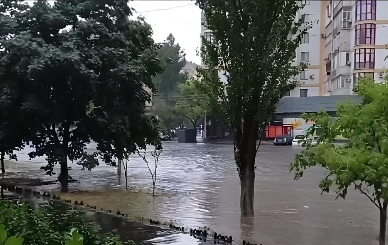 Частину Одеси затопило під час сильної зливи